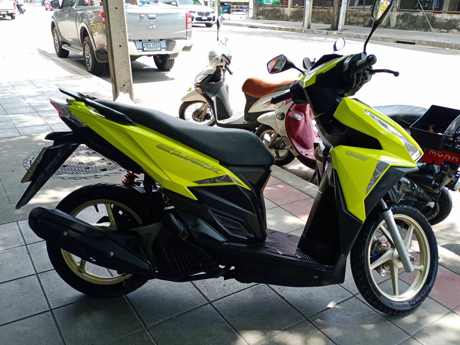 ((ขายแล้ว))click 125 led สีเหลืองมะนาวสวยๆ