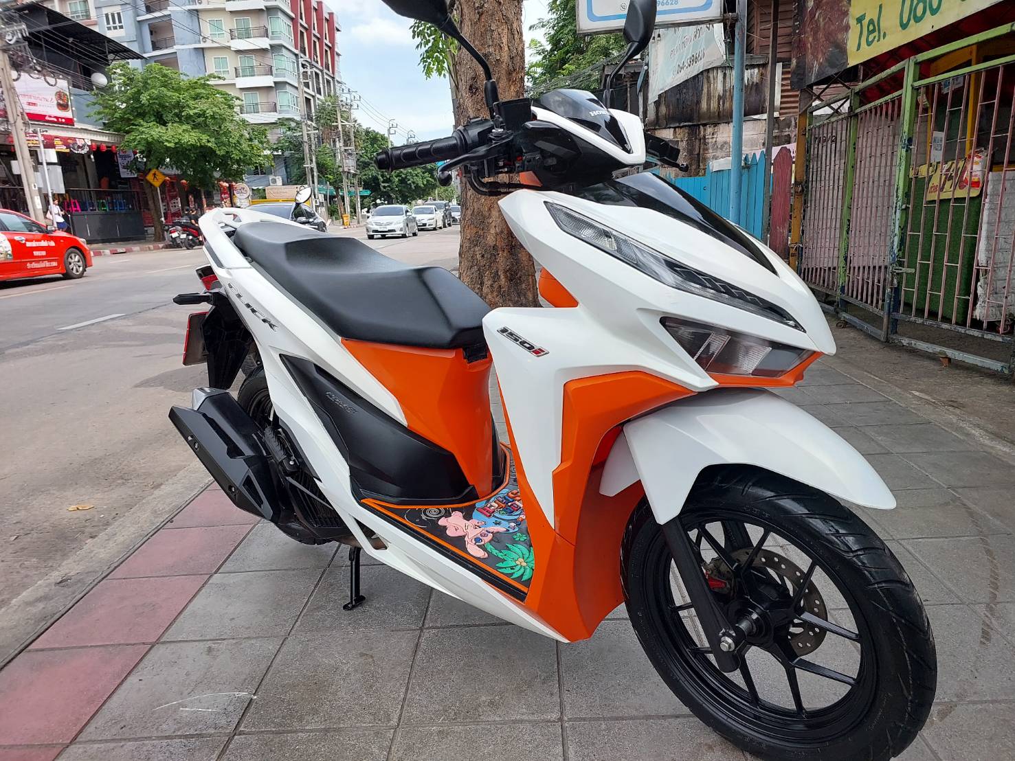 (มัดจำแล้วครับ) click 150 สีขาวส้ม 2020 ปีสูง