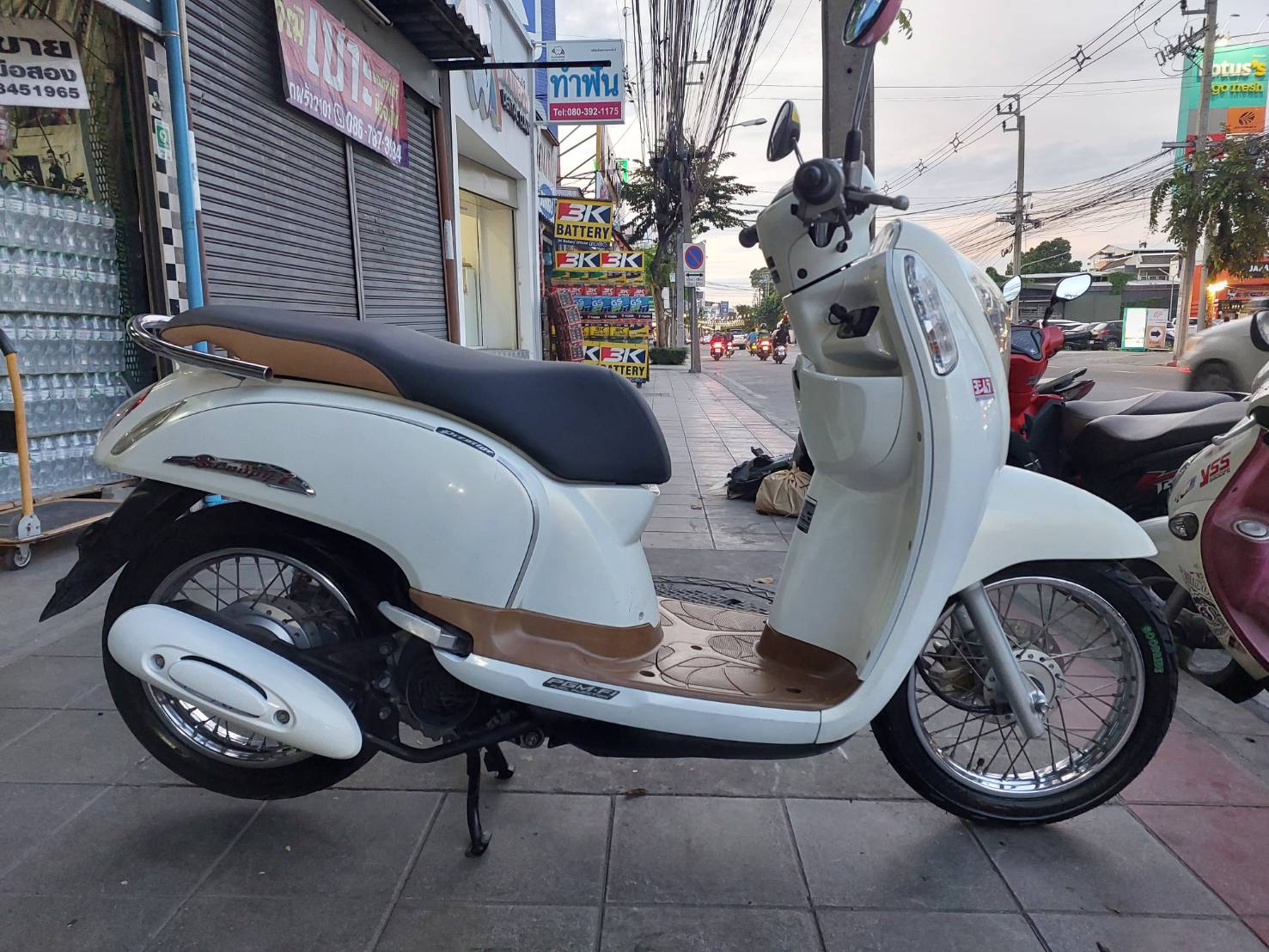 (ปิดการขายครับ) scoopy i สีขาว จดปี 59 รถบ้านมือเดียว ทะเบียนกรุงเทพฯิเล่มครบ