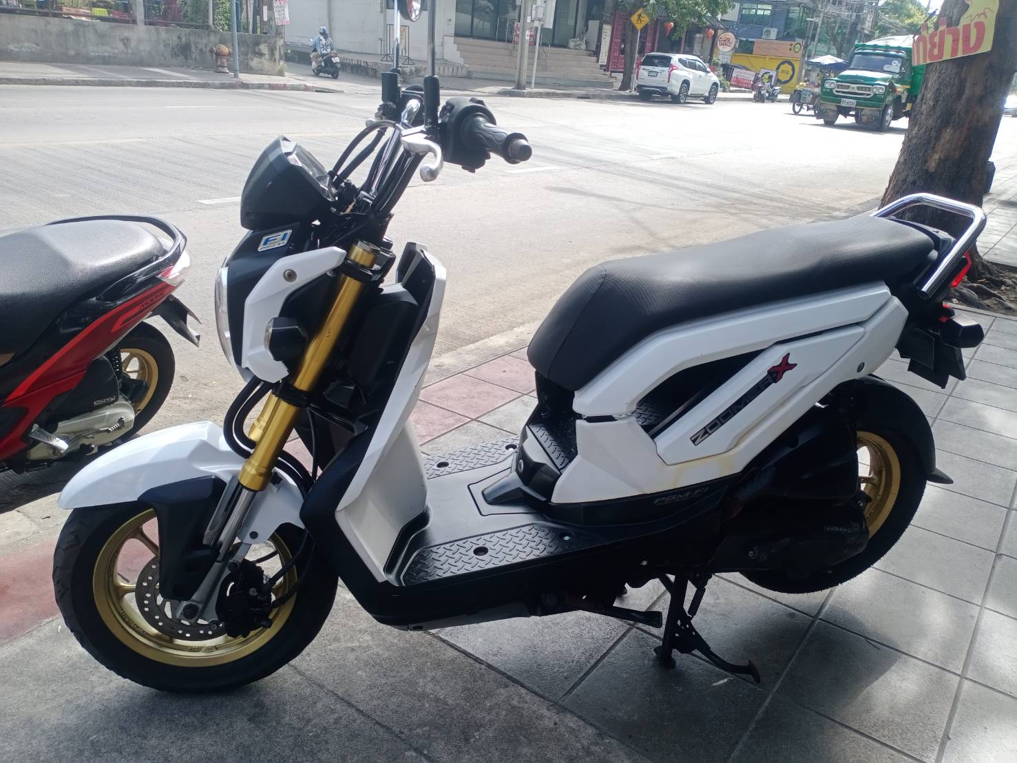 (ปิดการขาย) zoomer สีขาว 2015 ตัวใหม่ ไมล์แดง ตัวท็อปคอมบายเบรค