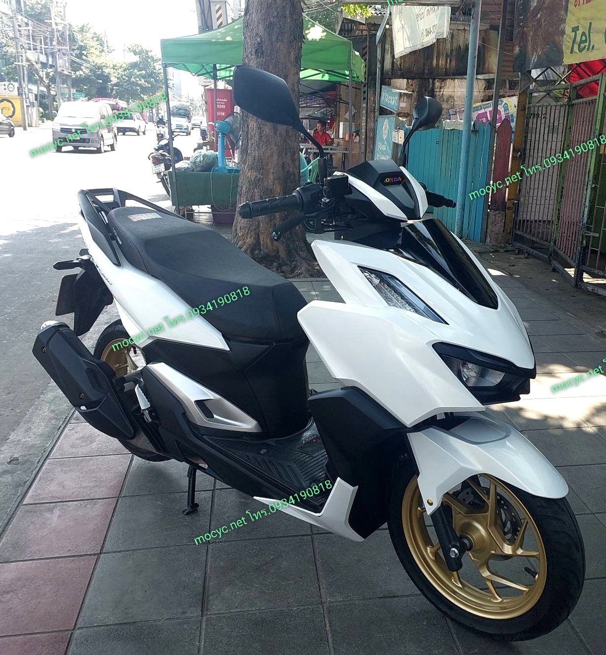 (ปิดการขาย) click 160 สีขาว 2023 ล้อแม็กซ์ทอง ตัวคอมบายเบลค