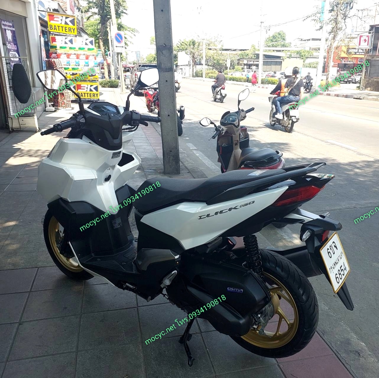 (ปิดการขาย) click 160 สีขาว 2023 ล้อแม็กซ์ทอง ตัวคอมบายเบลค