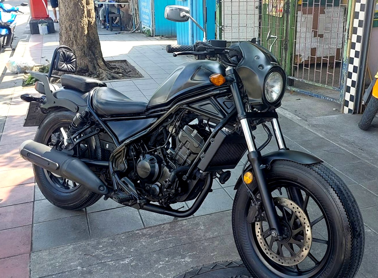 (รับรถแล้วครับ) ลูกค้ามาตาก สวีเดน rebel 300 สีดำ แต่หล่อเท่ๆเลย