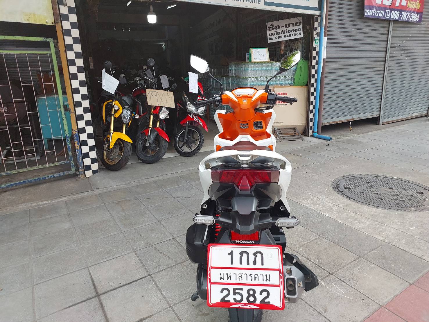 (มัดจำแล้วครับ) click 150 สีขาวส้ม 2020 ปีสูง