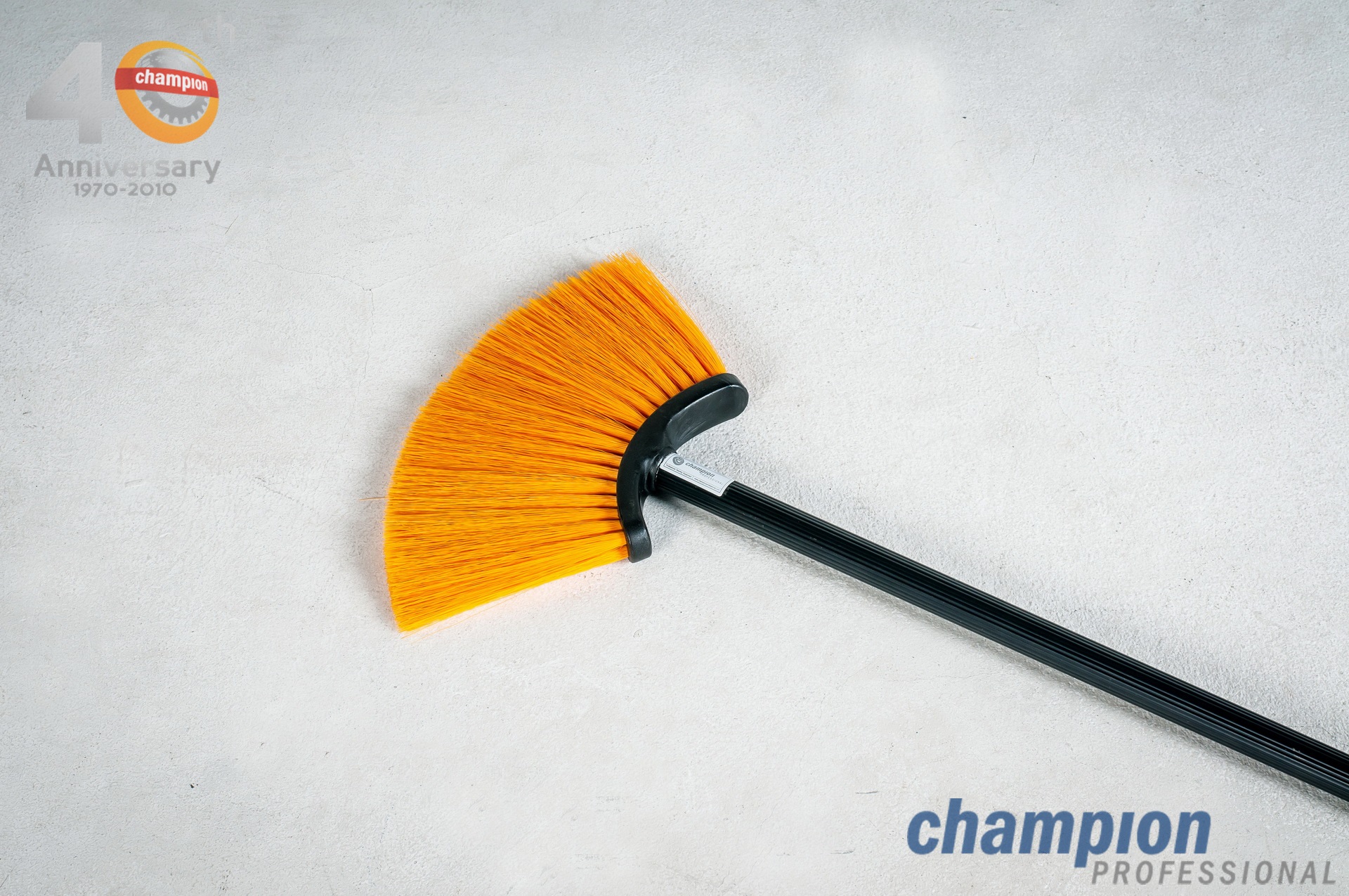 ไม้กวาดไนล่อน CHAMPION ขนาดมาตรฐาน ขนอ่อน สีเหลือง