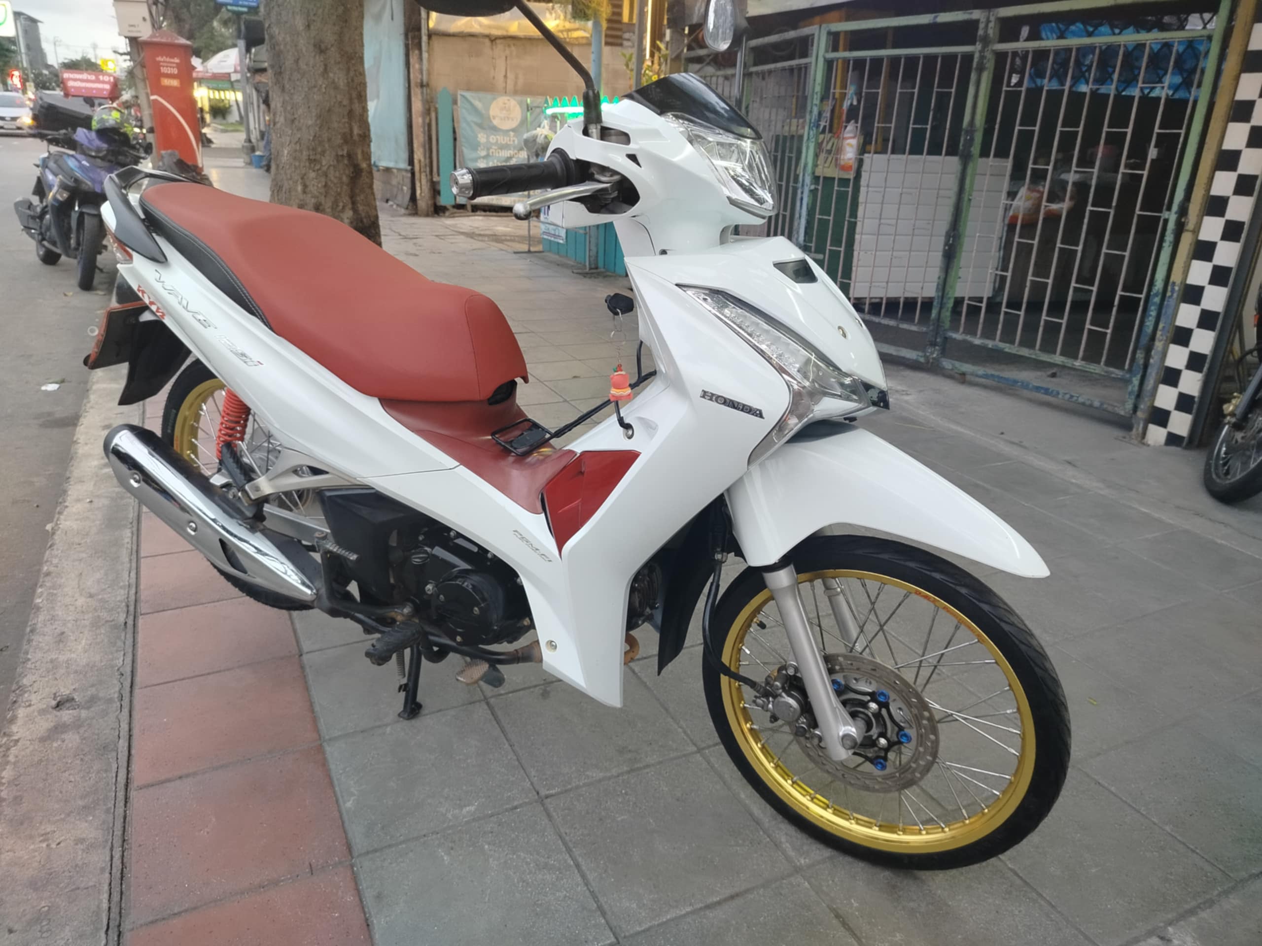 ปิดการขาย wave 125 LED สีขาวแดงยอดนิยม สตาร์ทมือ ปี 2020 ลงล้อทองสวยๆเครื่องเดิมๆ