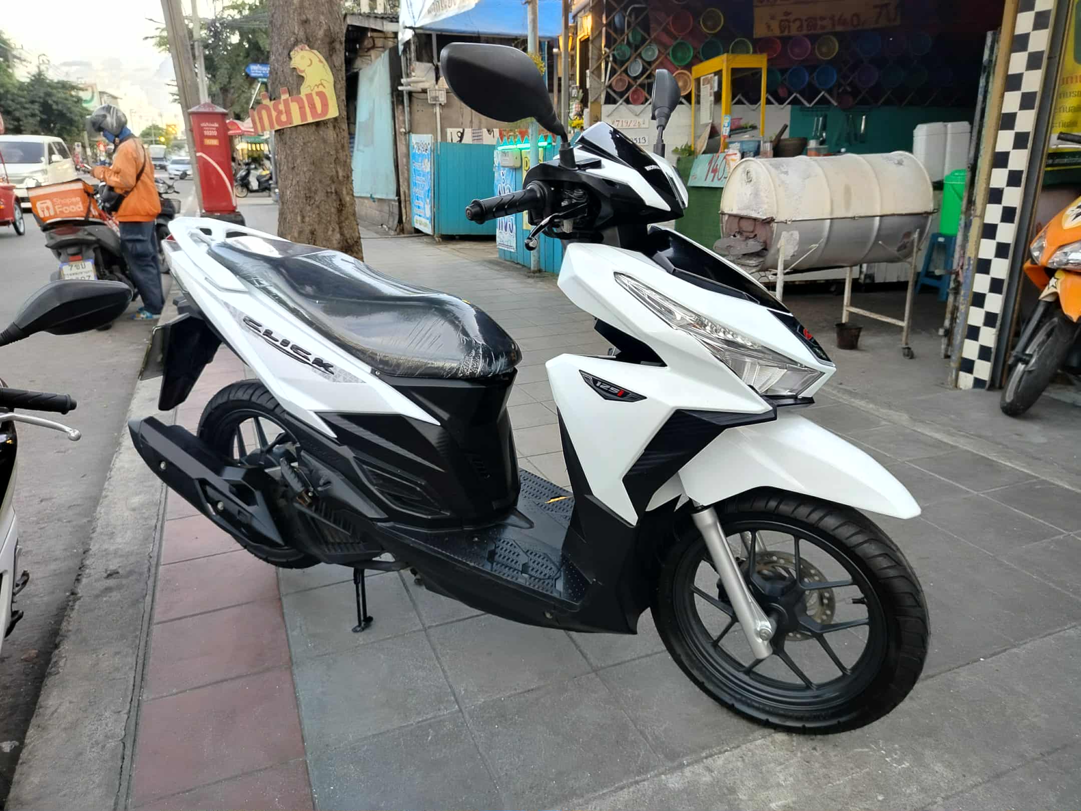 ปิดการขาย คลิก 125 LED สีขาวตัวท็อปล้อแม็กเบรคคอมบาย