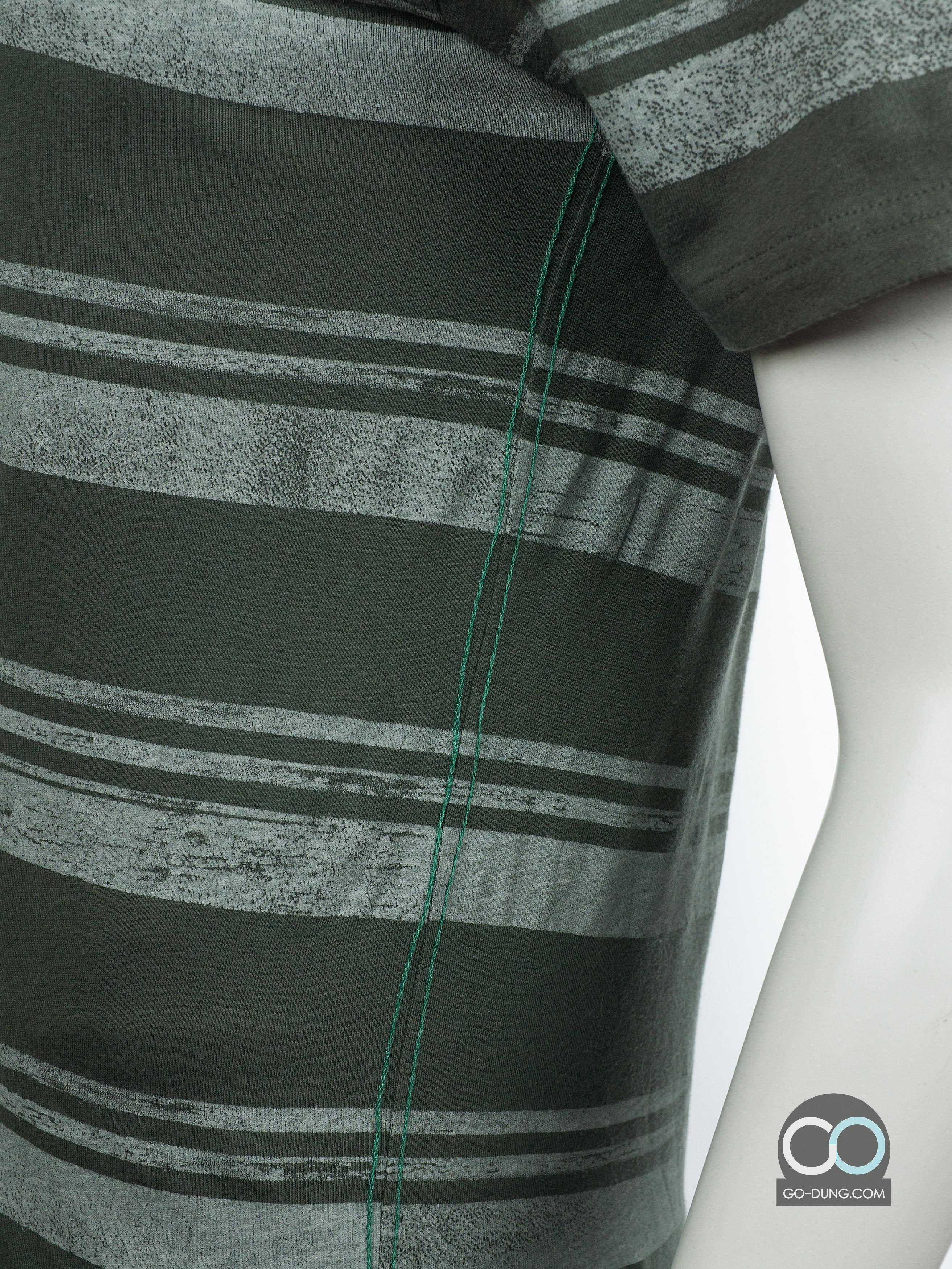 เสื้อยืดมือสอง THE RAW UNCUT เสื้อลาย ผ้าบาง ผ้าผสม 60/40 ชายเสื้อข้างลำตัวด้านซ้ายมีรอยเปื้อนคราบสีน้ำตาล