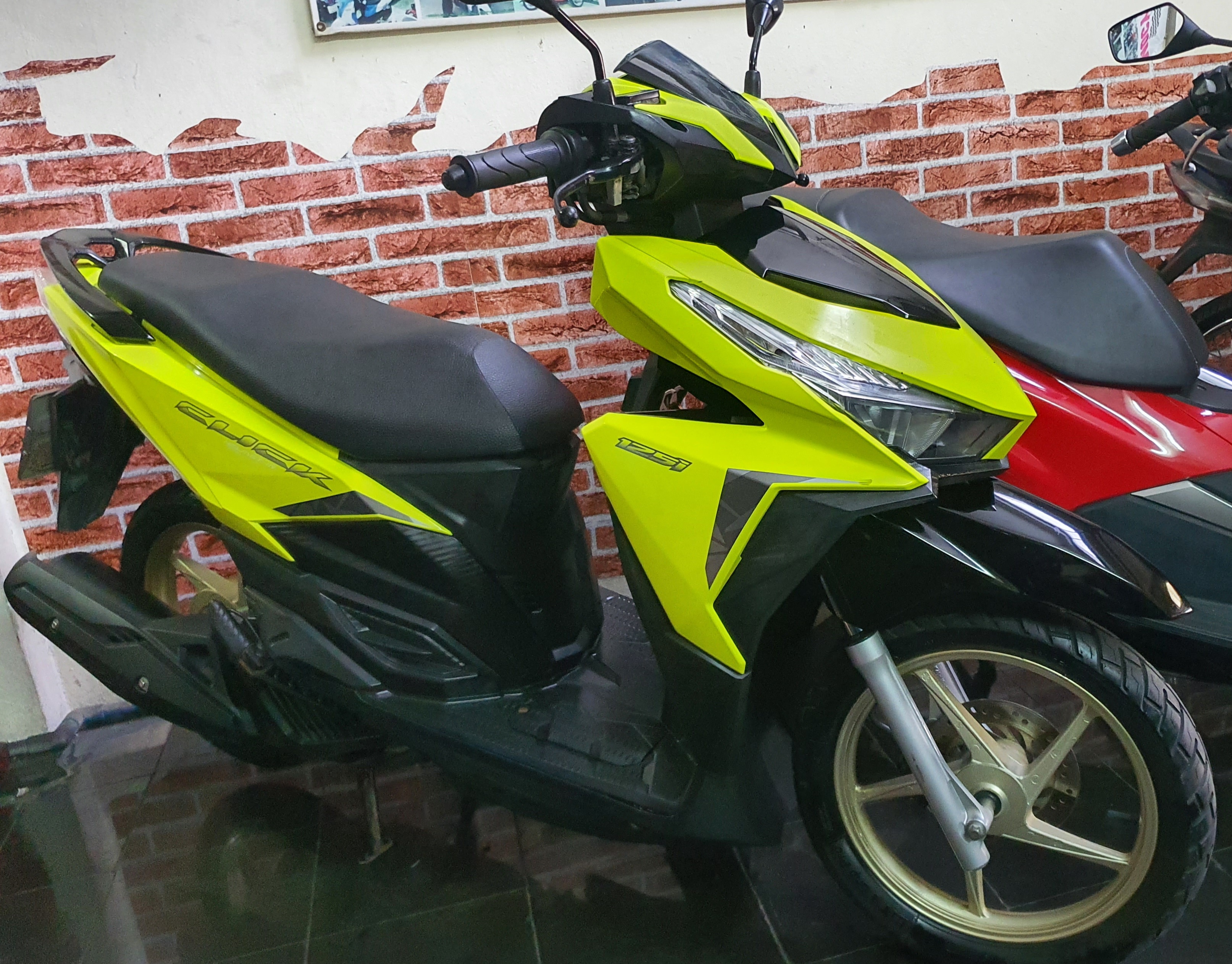 ((ขายแล้ว))click 125 led สีเหลืองมะนาวสวยๆ