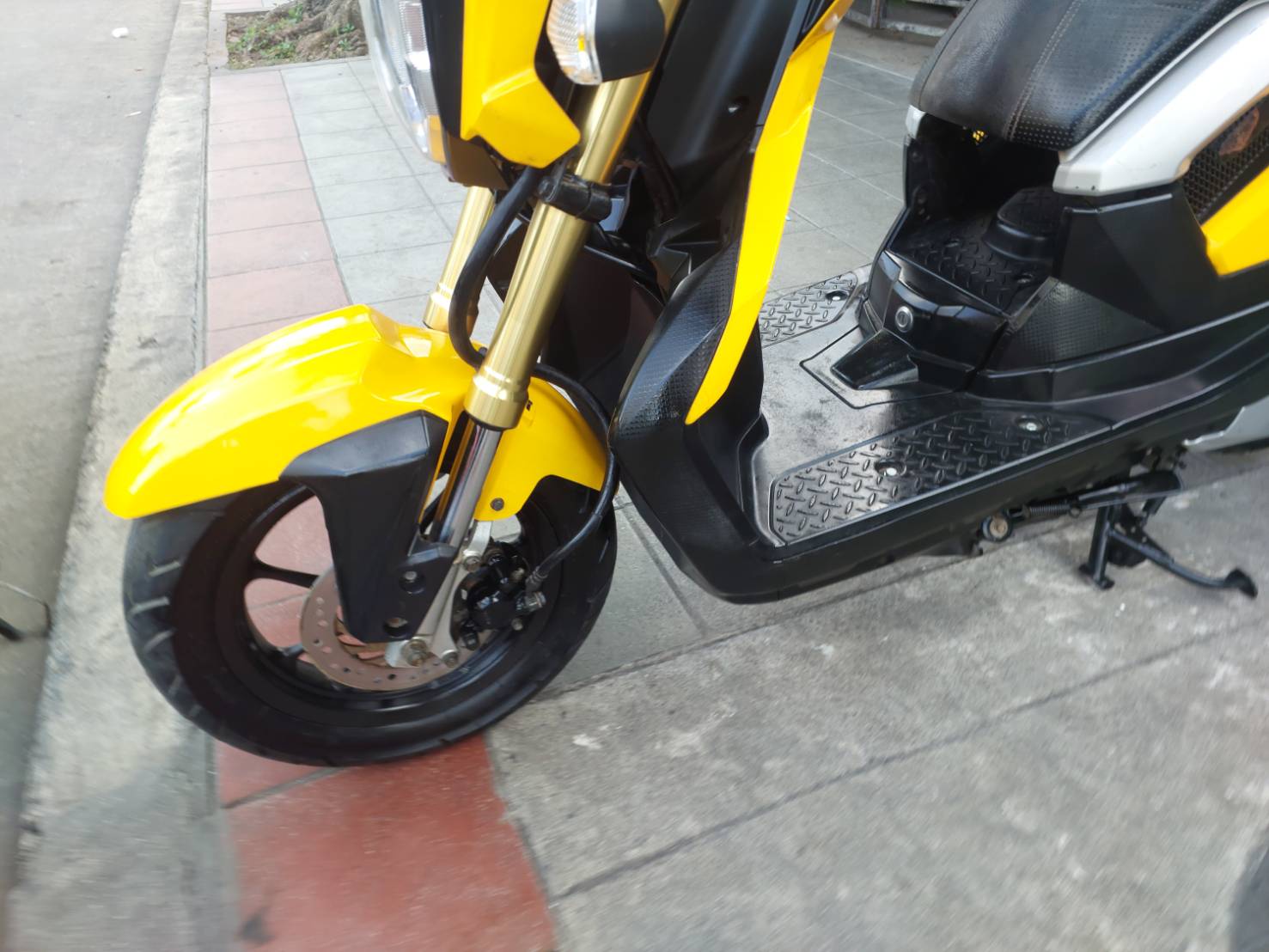 (ปิดการขายครับ) zoomer x สีเหลือง 2013