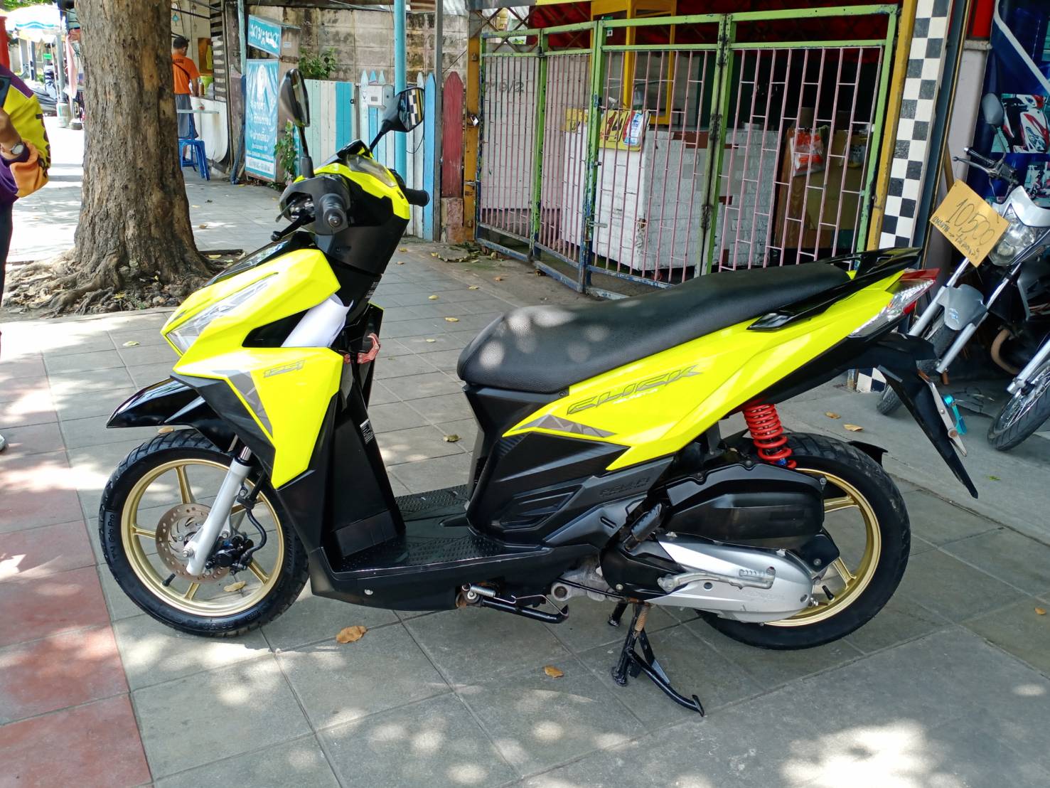 ((ขายแล้ว))click 125 led สีเหลืองมะนาวสวยๆ