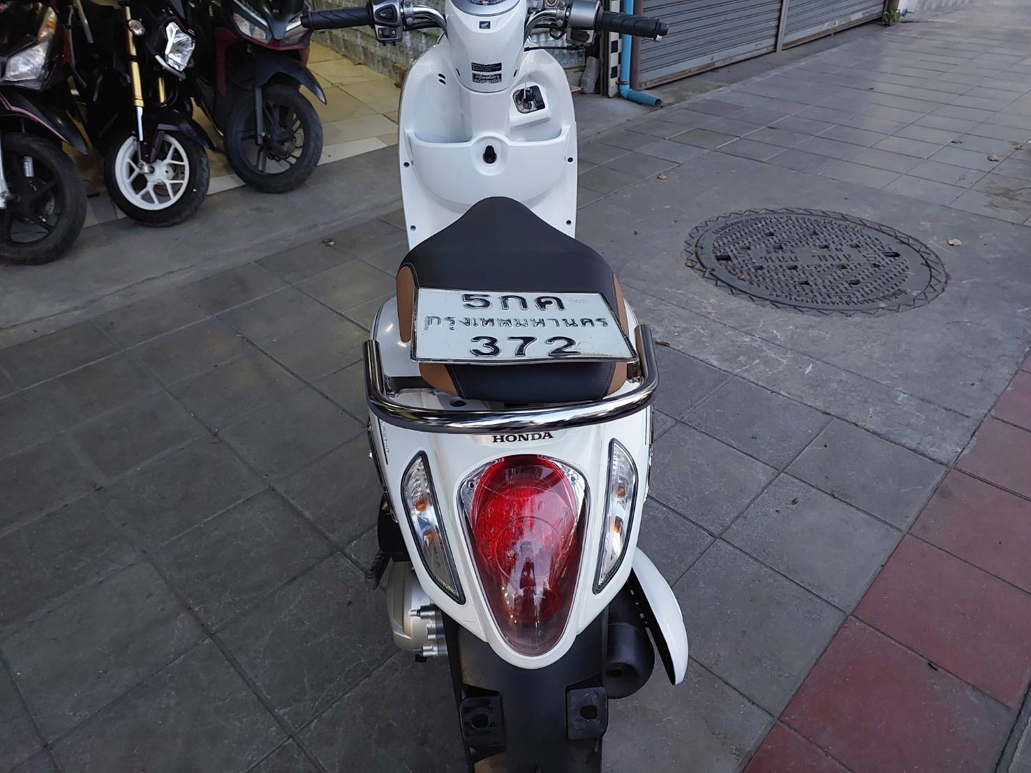 (ปิดการขายครับ) scoopy i สีขาว จดปี 59 รถบ้านมือเดียว ทะเบียนกรุงเทพฯิเล่มครบ