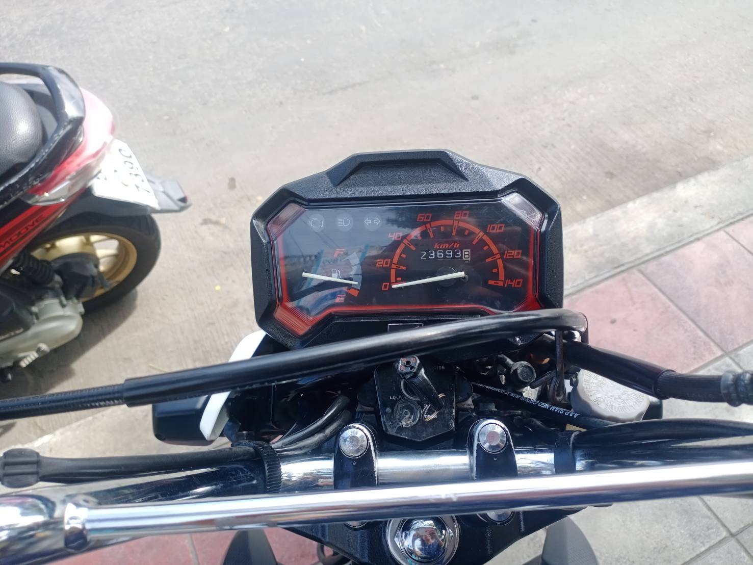 (ปิดการขาย) zoomer สีขาว 2015 ตัวใหม่ ไมล์แดง ตัวท็อปคอมบายเบรค