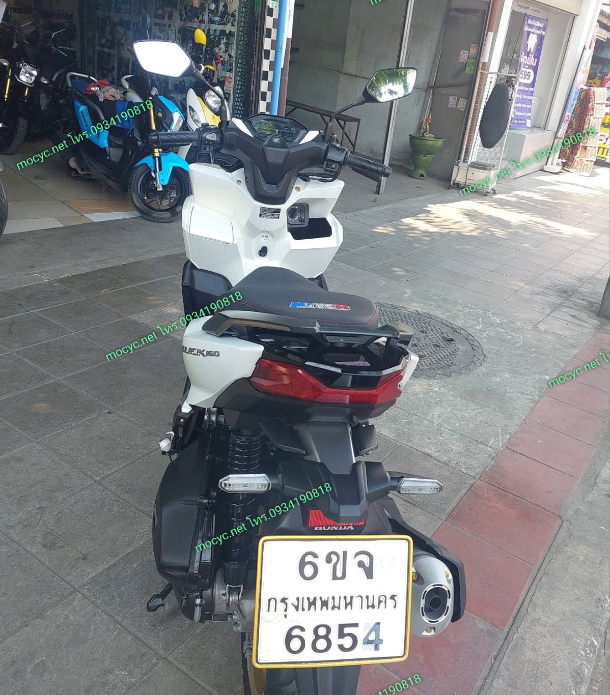 (ปิดการขาย) click 160 สีขาว 2023 ล้อแม็กซ์ทอง ตัวคอมบายเบลค