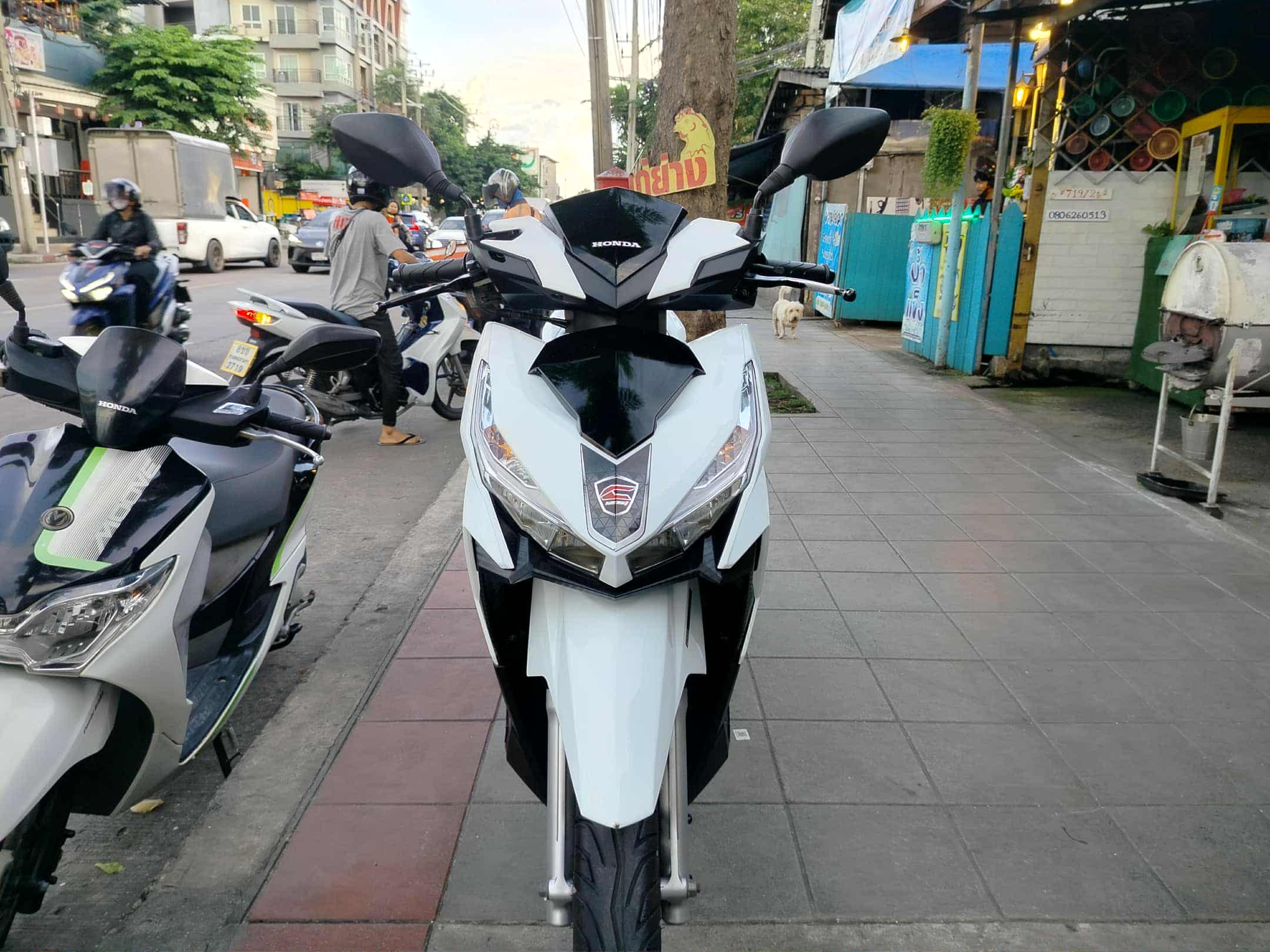 ปิดการขาย คลิก 125 LED สีขาวตัวท็อปล้อแม็กเบรคคอมบาย