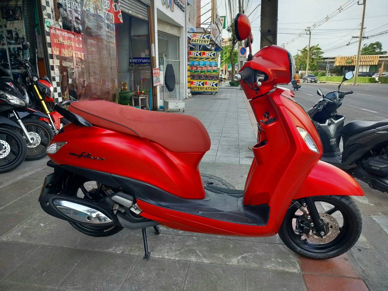 grand filano hybrid สีแดงด้าน โลโก้ดำ จดทะเบียนปี 21