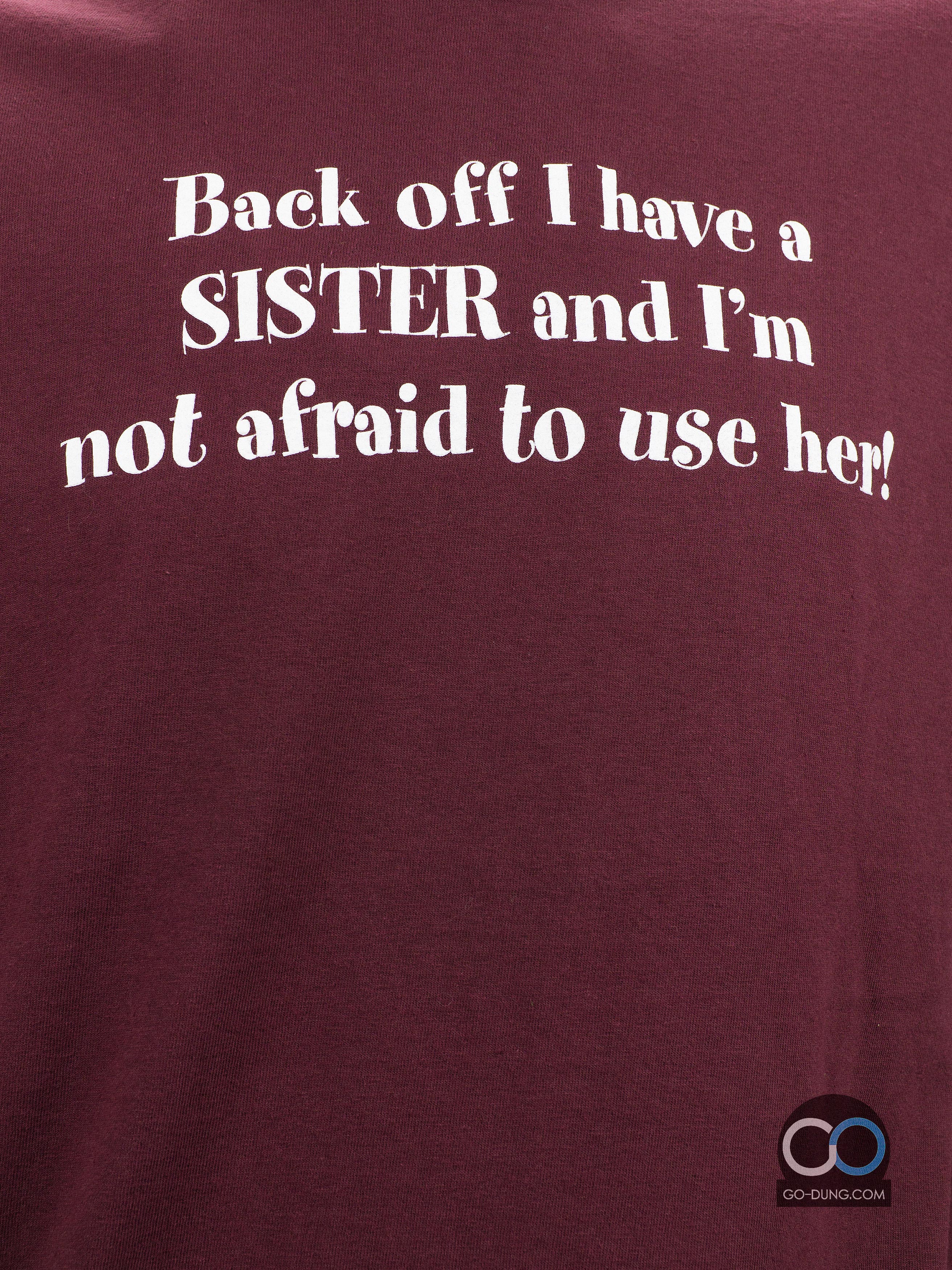 เสื้อยืดมือสอง GILDAN : BACK OFF I HAVE A SISTER AND I'M NOT AFRAID TO USE HER ผ้า 100 คอตตอน