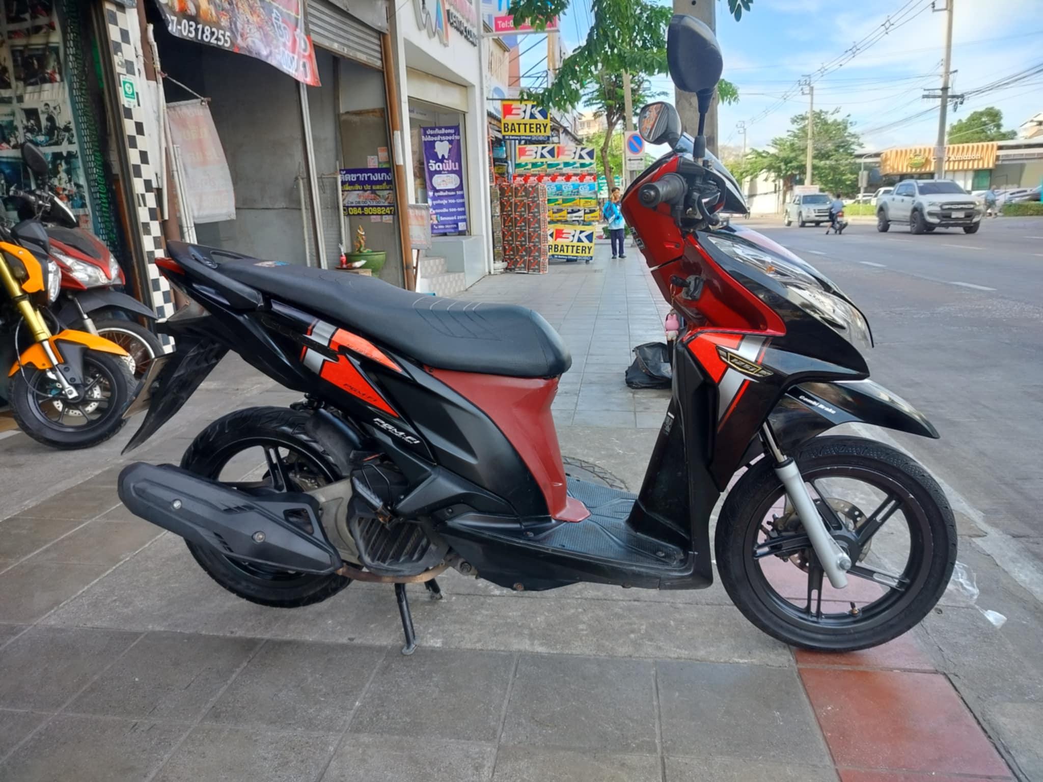 (ปิดการขาย) click 125 สีแดง ลูกค้าเก่าเคยซื้อ 3 ปีแล้วมาซื้ออีกคันครับ