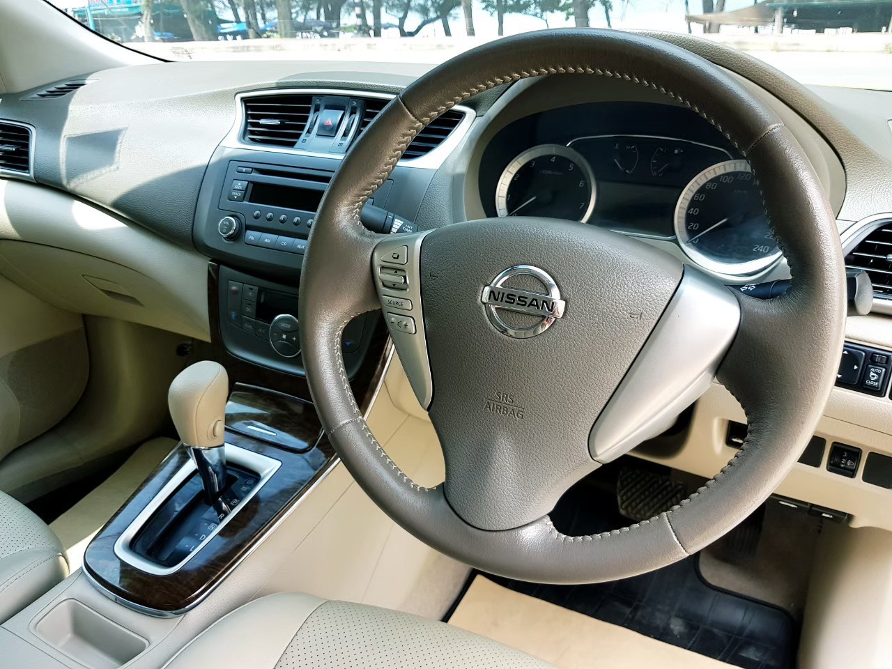 Nissan Sylphy ตัวท๊อบ 1600cc เกียร์ออโต้ ให้เช่า ราคา 1300 บาท/ วัน ที่...หาดแม่รำพึง ระยอง