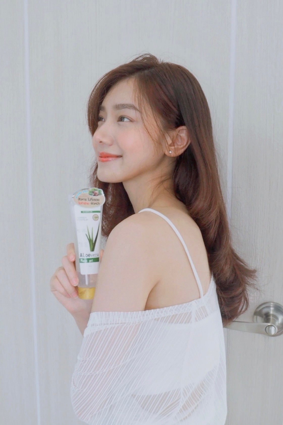 I nature Aloe vera maxx mois gel, nourishes the skin after sun exposure, free from alcohol and fragrances, colors.