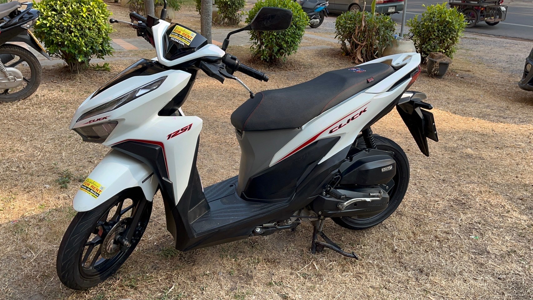 Honda Click 125 cc ให้เช่า วันละ 250 บาท รถอยู่หาดแม่รำพึง ระยอง Motorcycle for rent at Mae Rumphueng Beach Rayong 250 baht per day