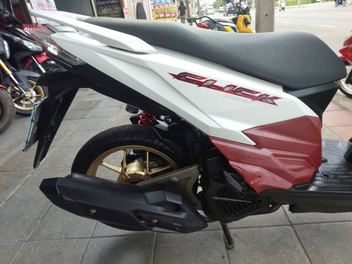 (ปิดการขาย) คลิก 125 LED สีขาว 2018 ล้อแม็กทอง