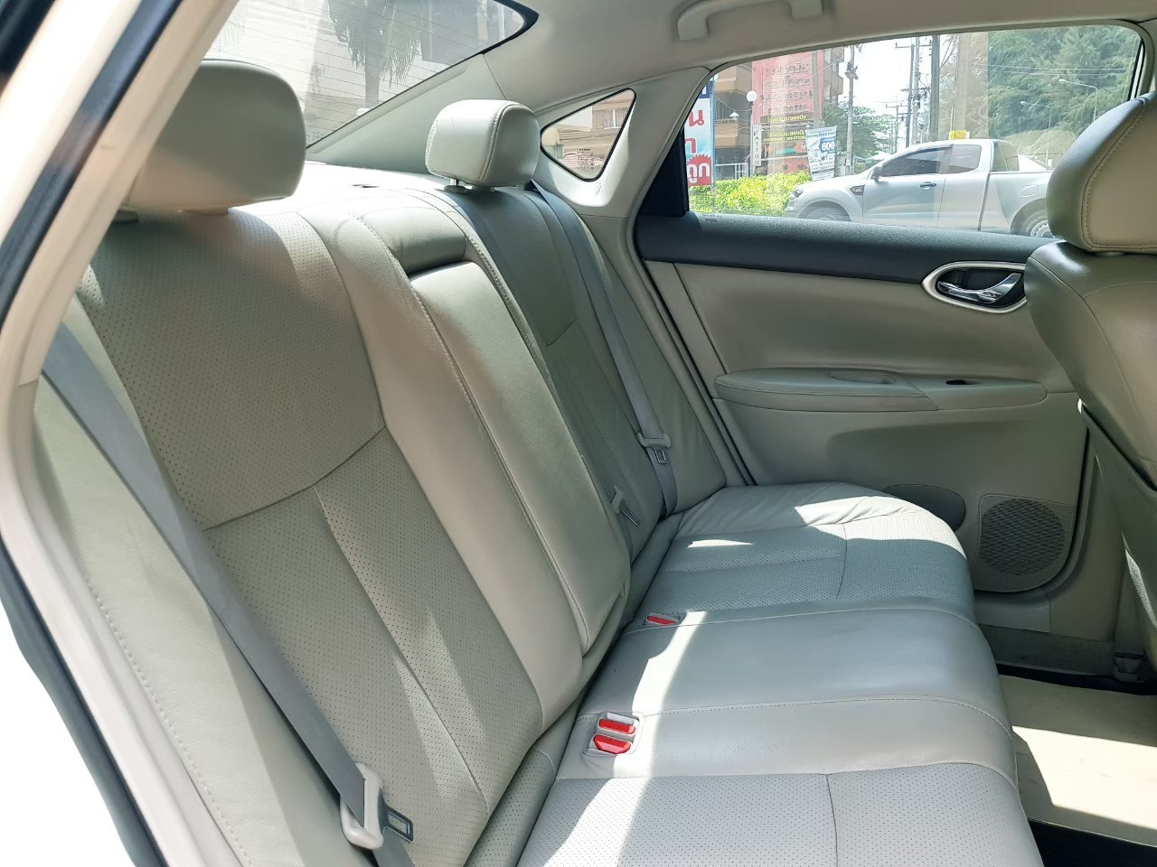 Nissan Sylphy ตัวท๊อบ 1600cc เกียร์ออโต้ ให้เช่า ราคา 1300 บาท/ วัน ที่...หาดแม่รำพึง ระยอง