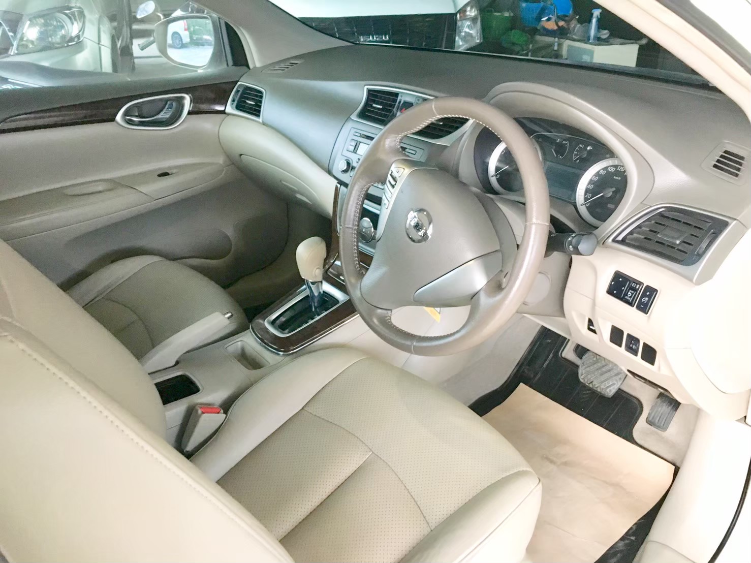 Nissan Sylphy ตัวท๊อบ 1600cc เกียร์ออโต้ ให้เช่า ราคา 1300 บาท/ วัน ที่...หาดแม่รำพึง ระยอง