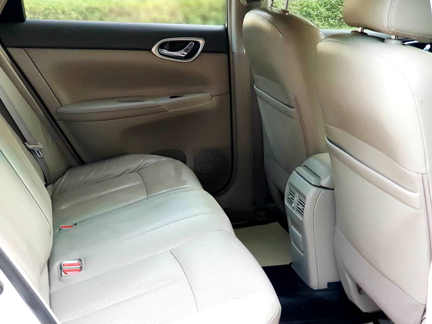 Nissan Sylphy ตัวท๊อบ 1600cc เกียร์ออโต้ ให้เช่า ราคา 1300 บาท/ วัน ที่...หาดแม่รำพึง ระยอง