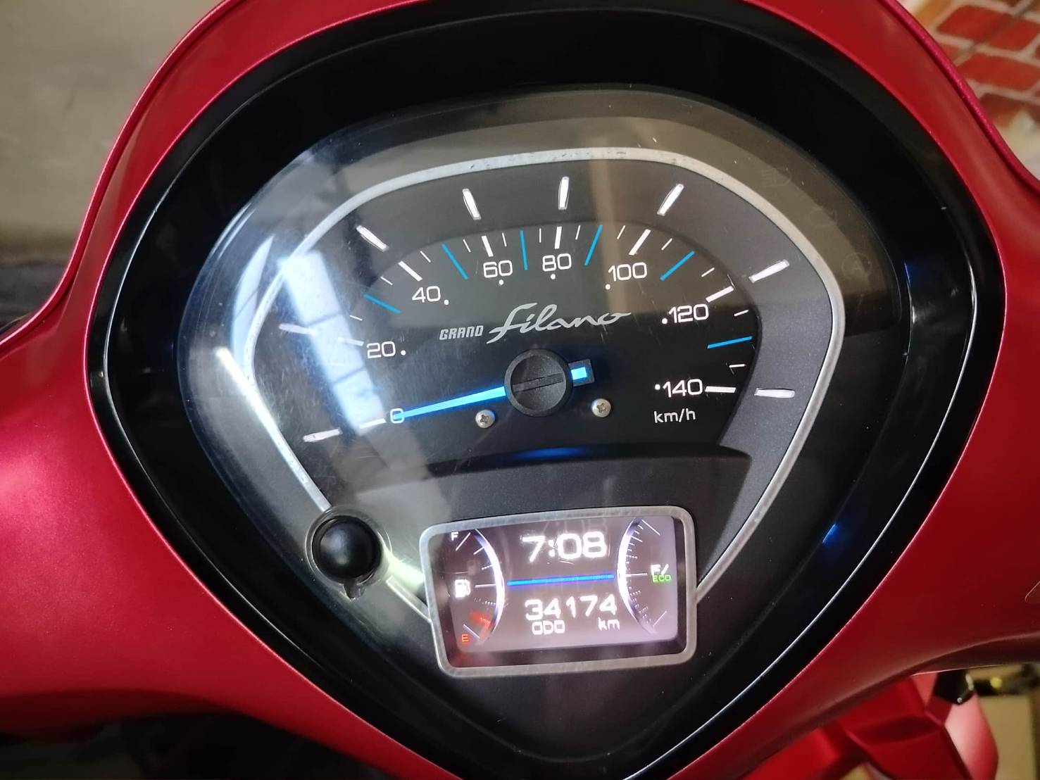 grand filano hybrid สีแดงด้าน โลโก้ดำ จดทะเบียนปี 21