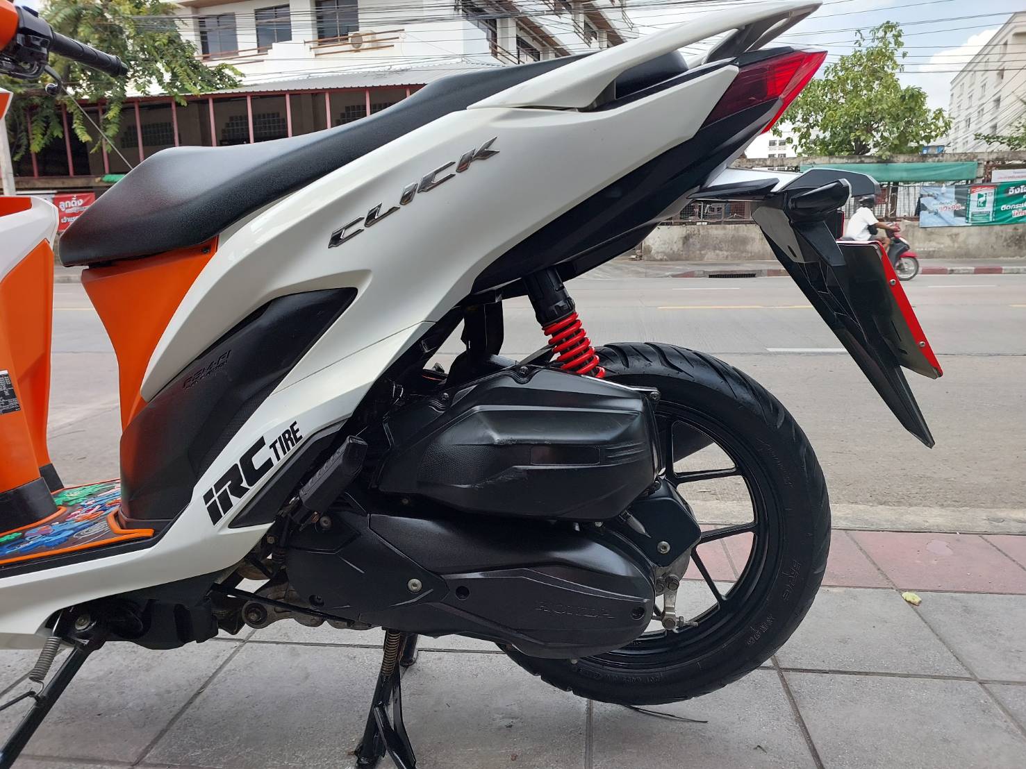 (มัดจำแล้วครับ) click 150 สีขาวส้ม 2020 ปีสูง