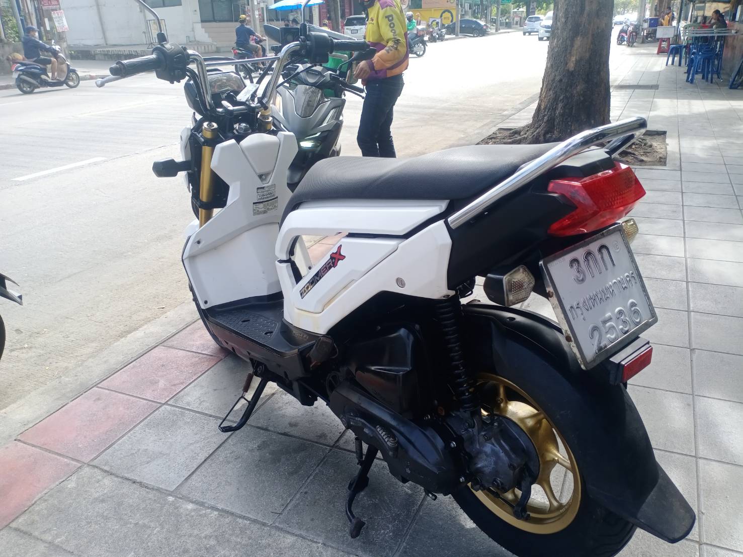 (ปิดการขาย) zoomer สีขาว 2015 ตัวใหม่ ไมล์แดง ตัวท็อปคอมบายเบรค