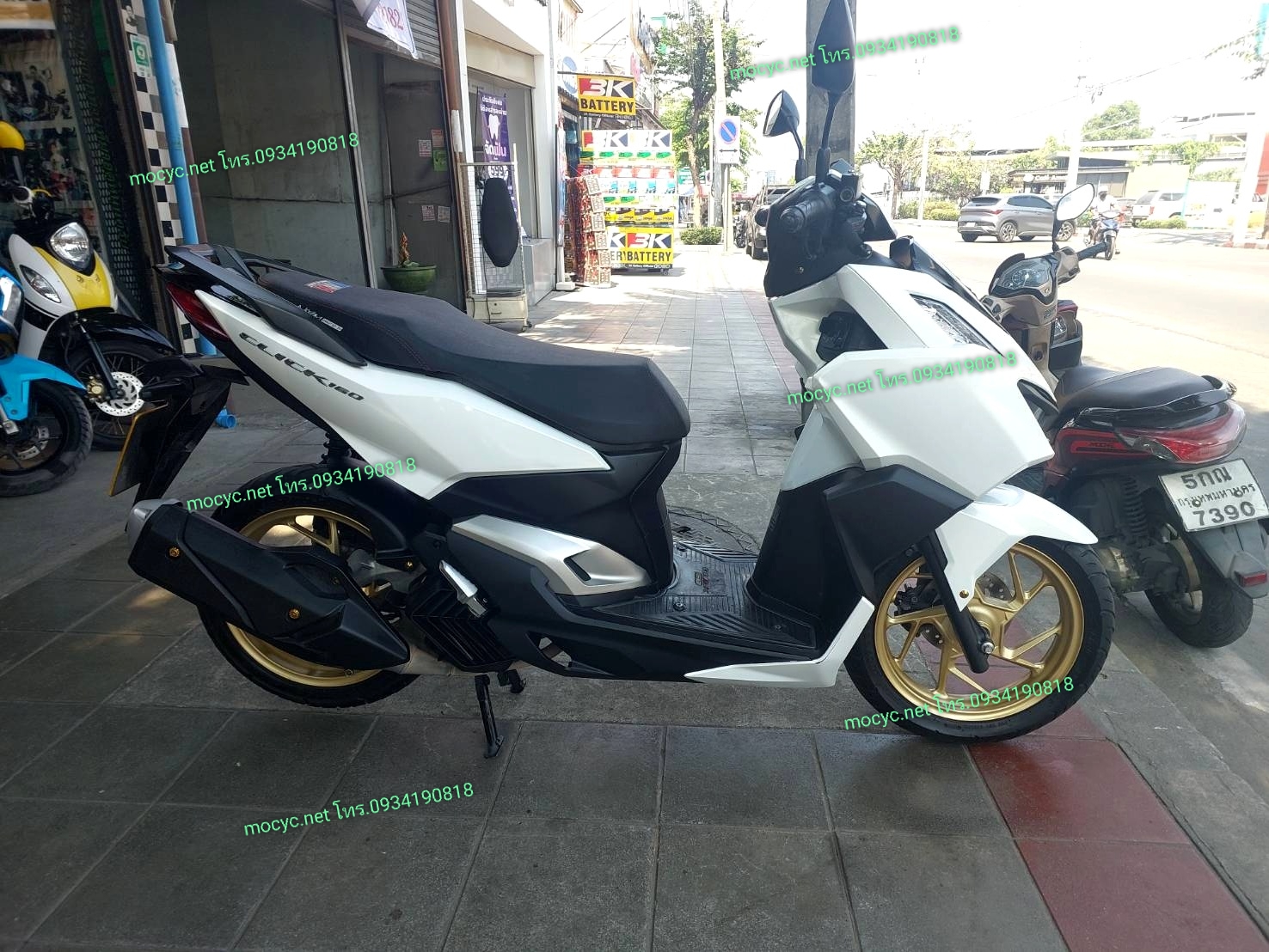 (ปิดการขาย) click 160 สีขาว 2023 ล้อแม็กซ์ทอง ตัวคอมบายเบลค