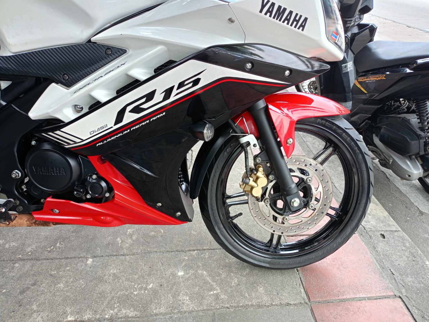 (ปิดการขายครับ) ส่งชลบุรีอีกคัน Yamaha r15 150 ซีๆ สีขาวดำแดง