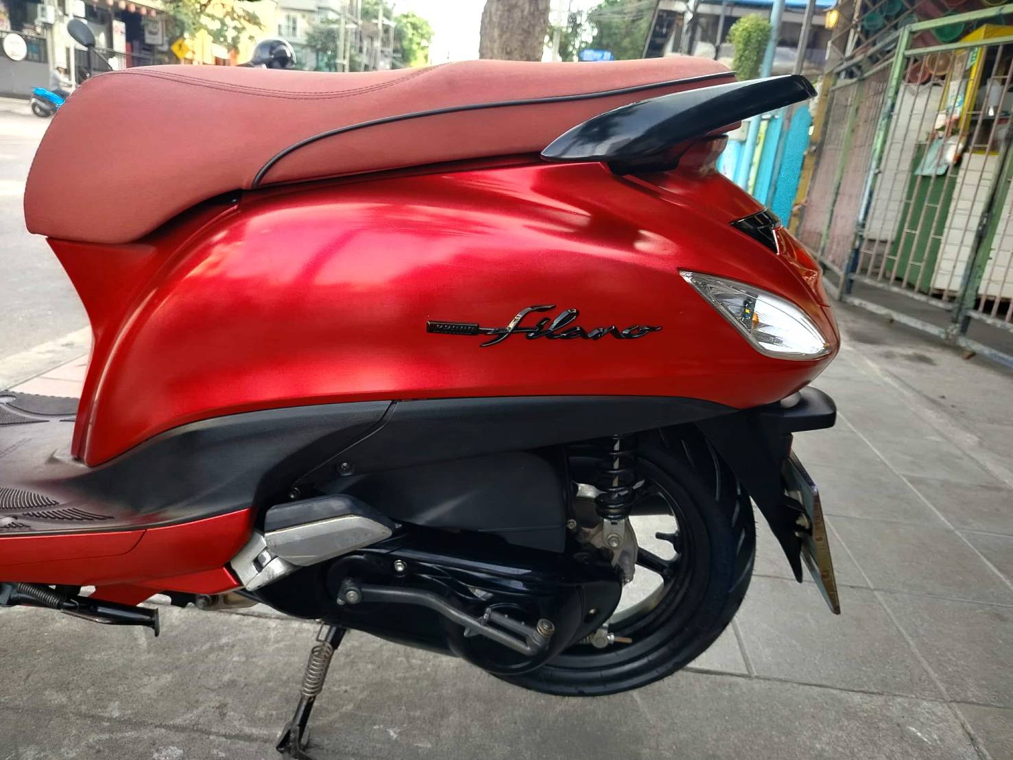 grand filano hybrid สีแดงด้าน โลโก้ดำ จดทะเบียนปี 21