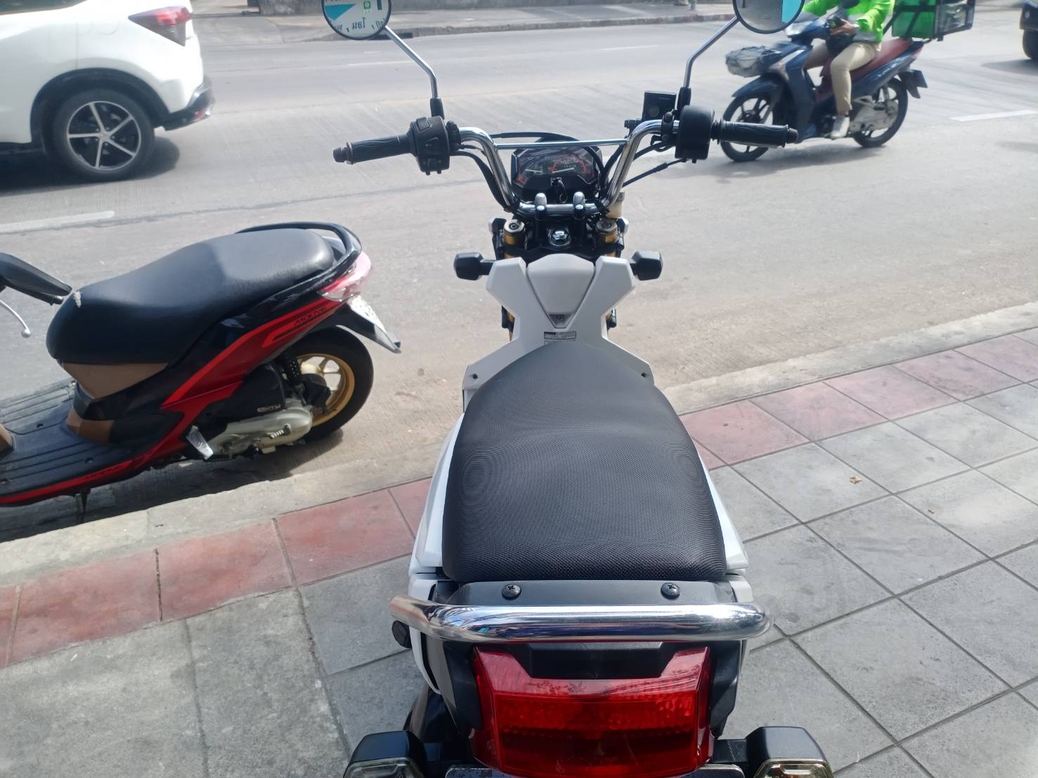 (ปิดการขาย) zoomer สีขาว 2015 ตัวใหม่ ไมล์แดง ตัวท็อปคอมบายเบรค