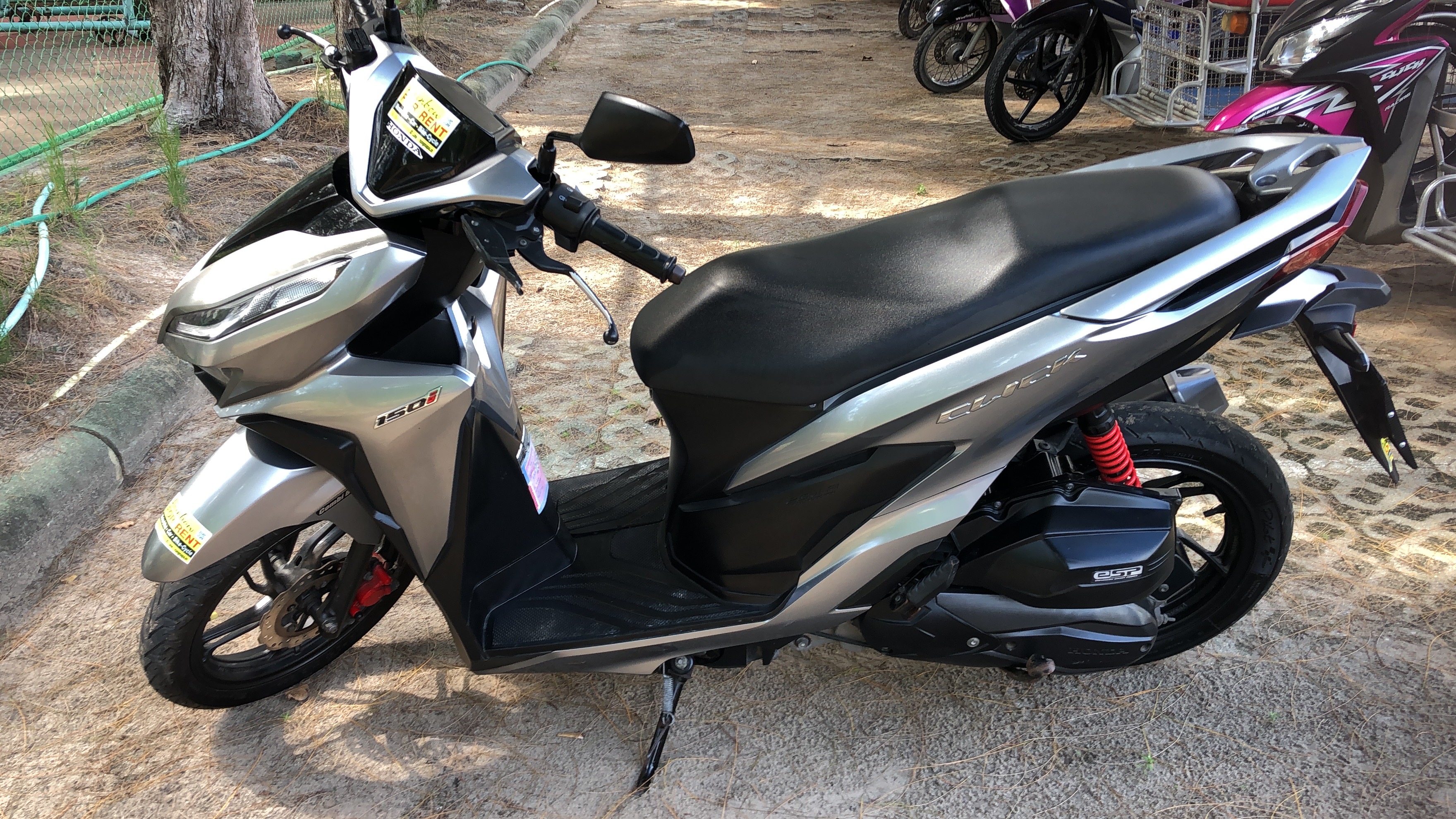 Honda Click 150cc ให้เช่า วันละ 250 บาท รถอยู่หาดแม่รำพึง ระยอง Motorcycle for rent at Mae Rumphueng Beach Rayong 250 Baht per Day