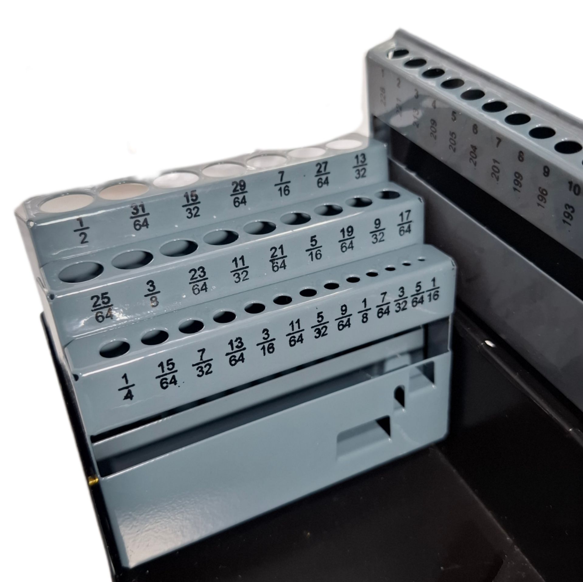 กล่องเหล็กจัดเก็บดอกสว่าน 115 ดอก ระดับมืออาชีพ ครบ 3 ระบบ: นิ้ว (1/16–1/2 นิ้ว) / ตัวเลข / ตัวอักษร