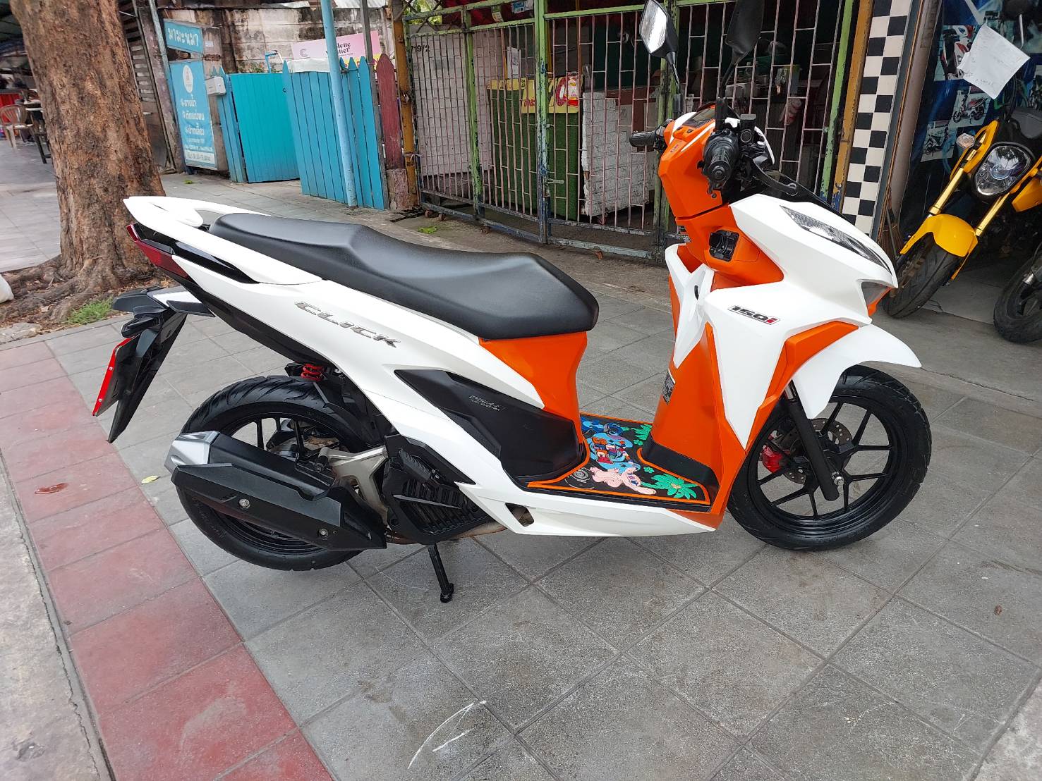 (มัดจำแล้วครับ) click 150 สีขาวส้ม 2020 ปีสูง