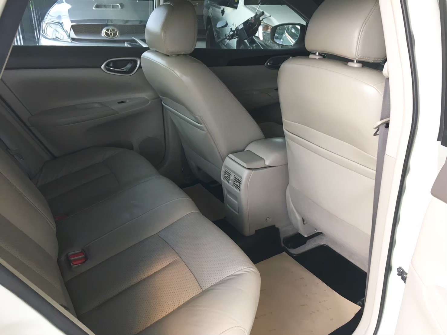 Nissan Sylphy ตัวท๊อบ 1600cc เกียร์ออโต้ ให้เช่า ราคา 1300 บาท/ วัน ที่...หาดแม่รำพึง ระยอง