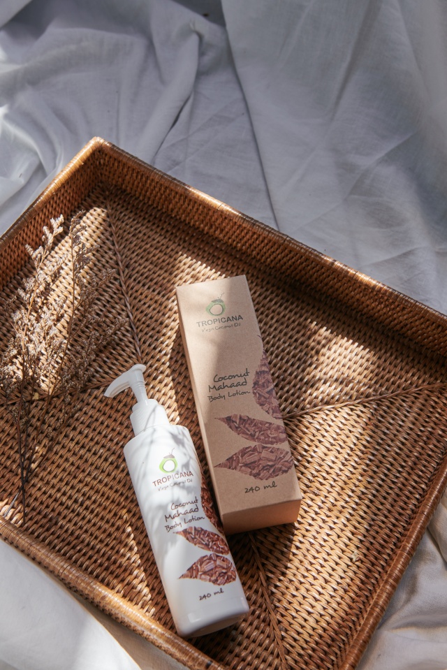 Tropicana coconut mahaad body lotion โลชั่น น้ำมันมะพร้าว และ สารสกัดจากมะหาด ช่วยให้ผิวชุ่มชื่น นวลเนียน ไม่แห้งกร้าน ขนาด 240 ml. Non Paraben