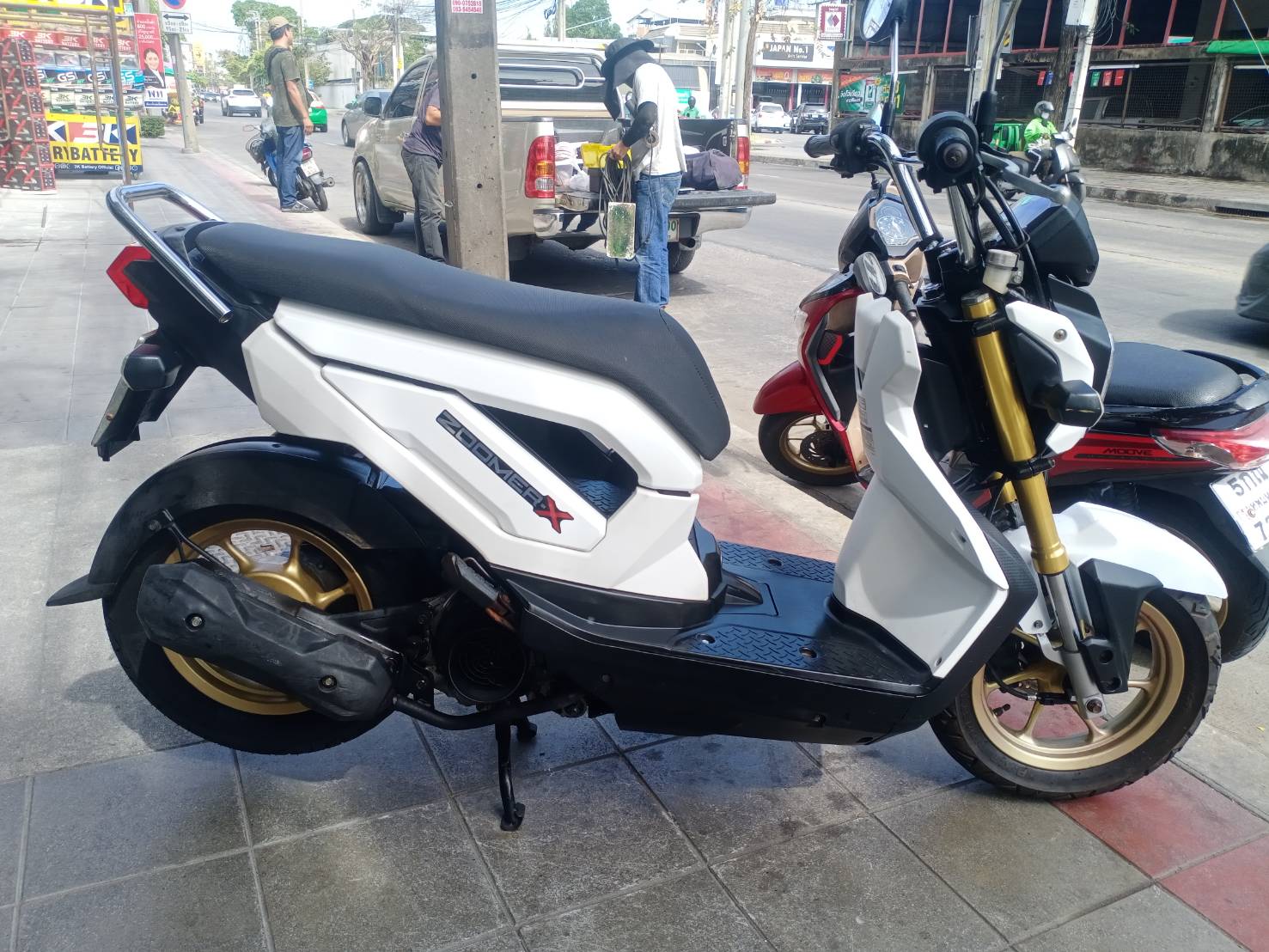 (ปิดการขาย) zoomer สีขาว 2015 ตัวใหม่ ไมล์แดง ตัวท็อปคอมบายเบรค