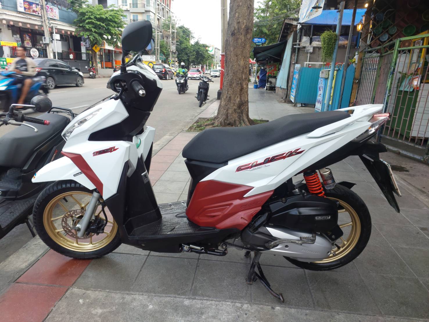 (ปิดการขาย) คลิก 125 LED สีขาว 2018 ล้อแม็กทอง