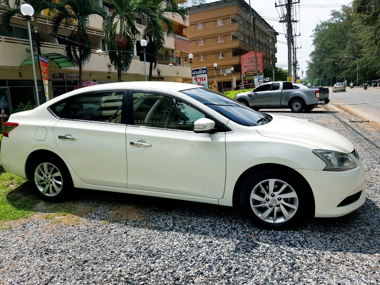 Nissan Sylphy ตัวท๊อบ 1600cc เกียร์ออโต้ ให้เช่า ราคา 1300 บาท/ วัน ที่...หาดแม่รำพึง ระยอง