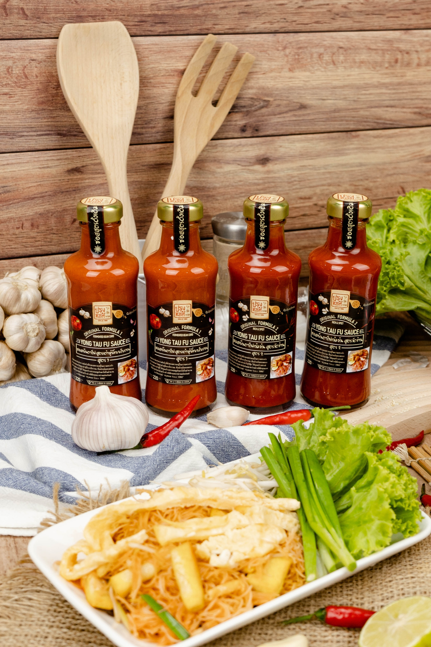 ปรุงหอม Since 1982 ซอสเย็นตาโฟ มี 2 สูตร ขนาด 220 กรัม สไตล์จีนแต้จิ๋ว สามารถนำไปประกอบอารหาร ซอสราด ซอสจิ้มเมนูทอด