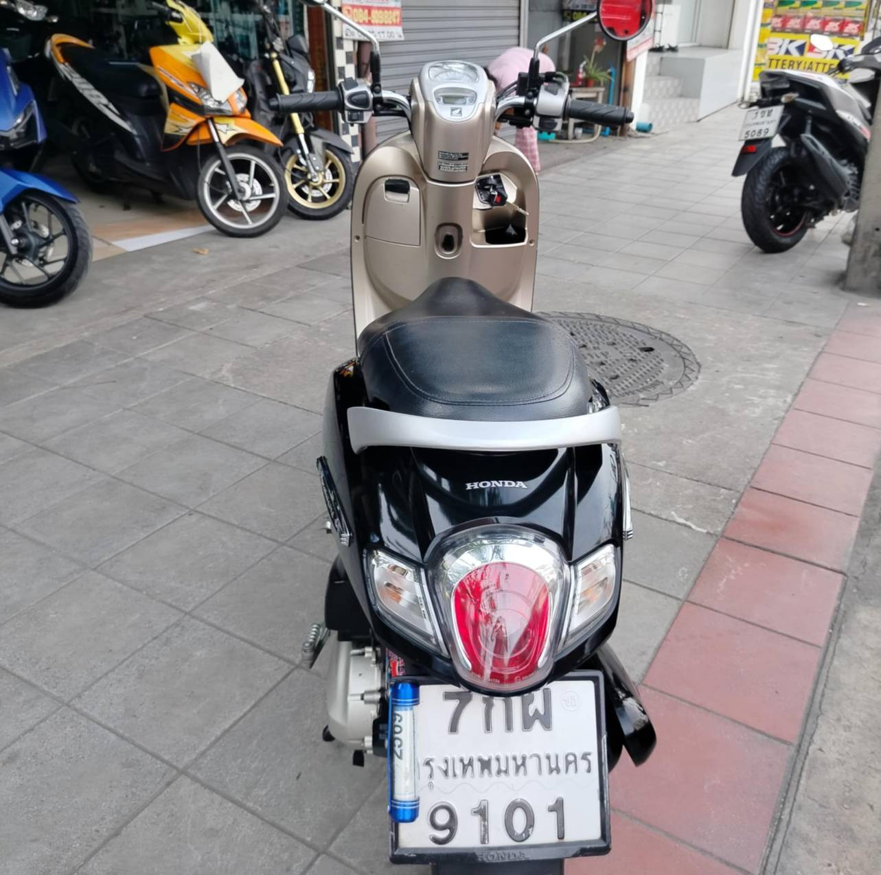 ปิดการขายครับ Scoopy i สีดำรุ่นไฟหน้า LED 2018