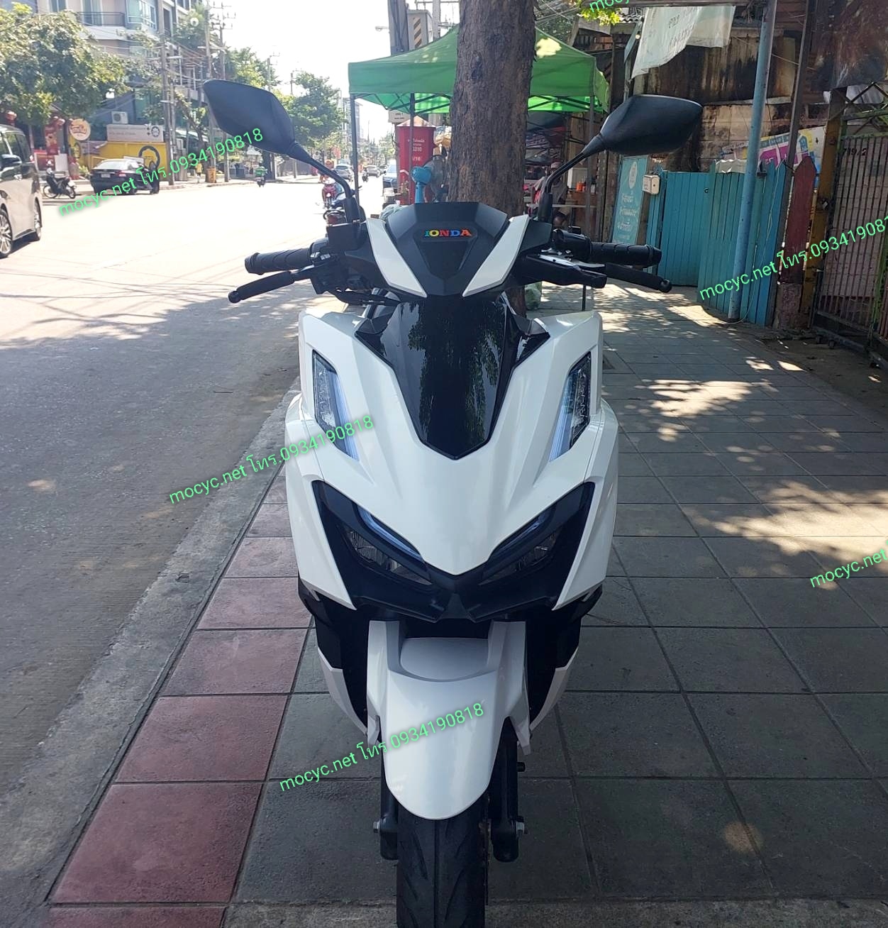 (ปิดการขาย) click 160 สีขาว 2023 ล้อแม็กซ์ทอง ตัวคอมบายเบลค