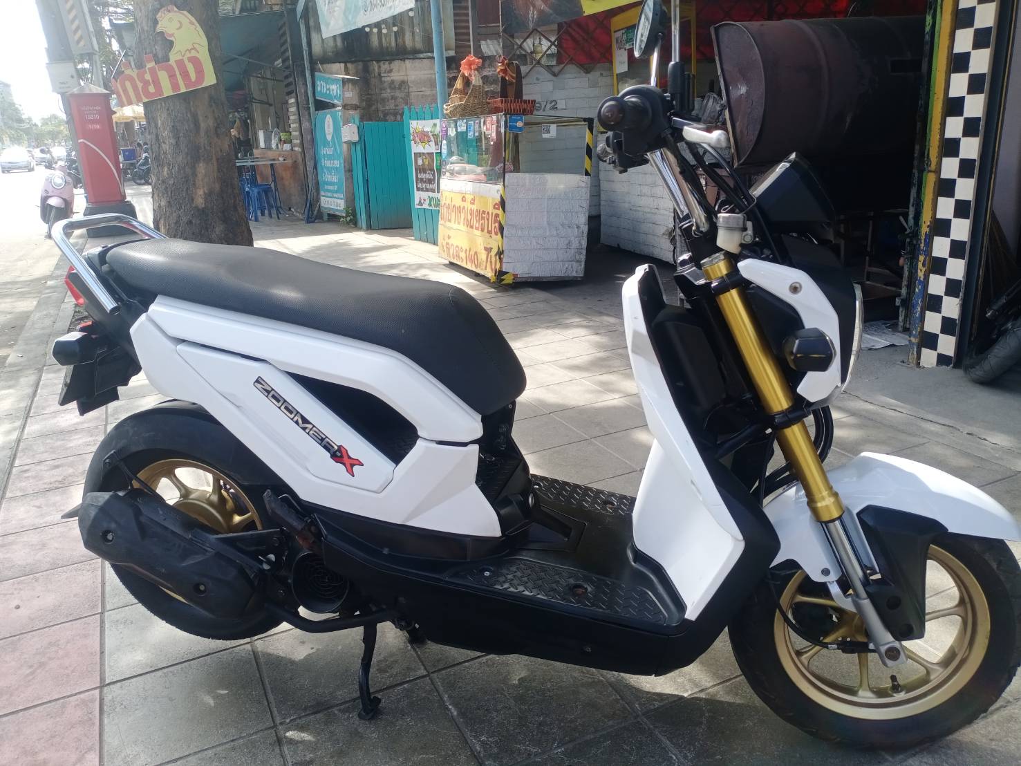 (ปิดการขาย) zoomer สีขาว 2015 ตัวใหม่ ไมล์แดง ตัวท็อปคอมบายเบรค