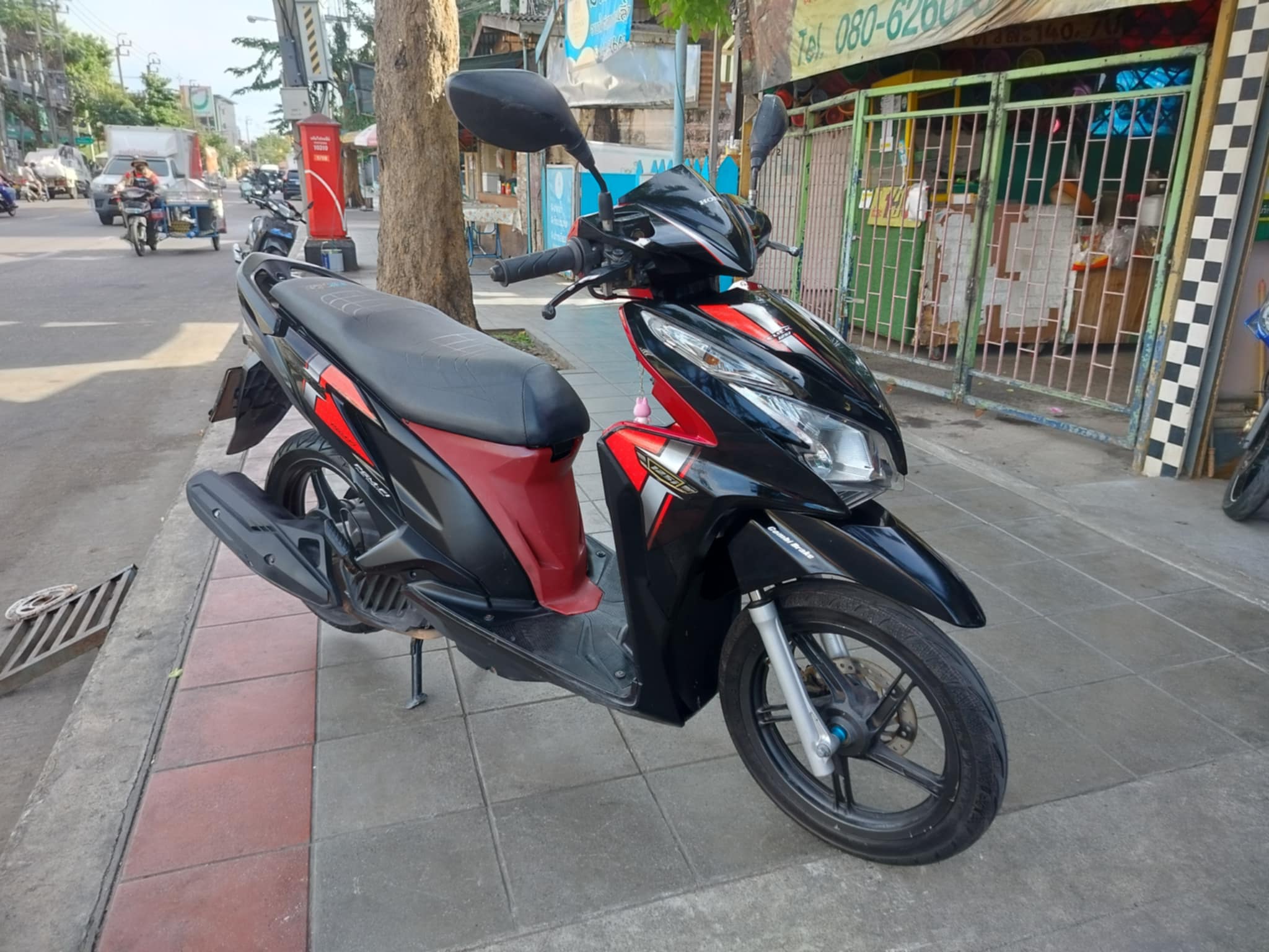 (ปิดการขาย) click 125 สีแดง ลูกค้าเก่าเคยซื้อ 3 ปีแล้วมาซื้ออีกคันครับ