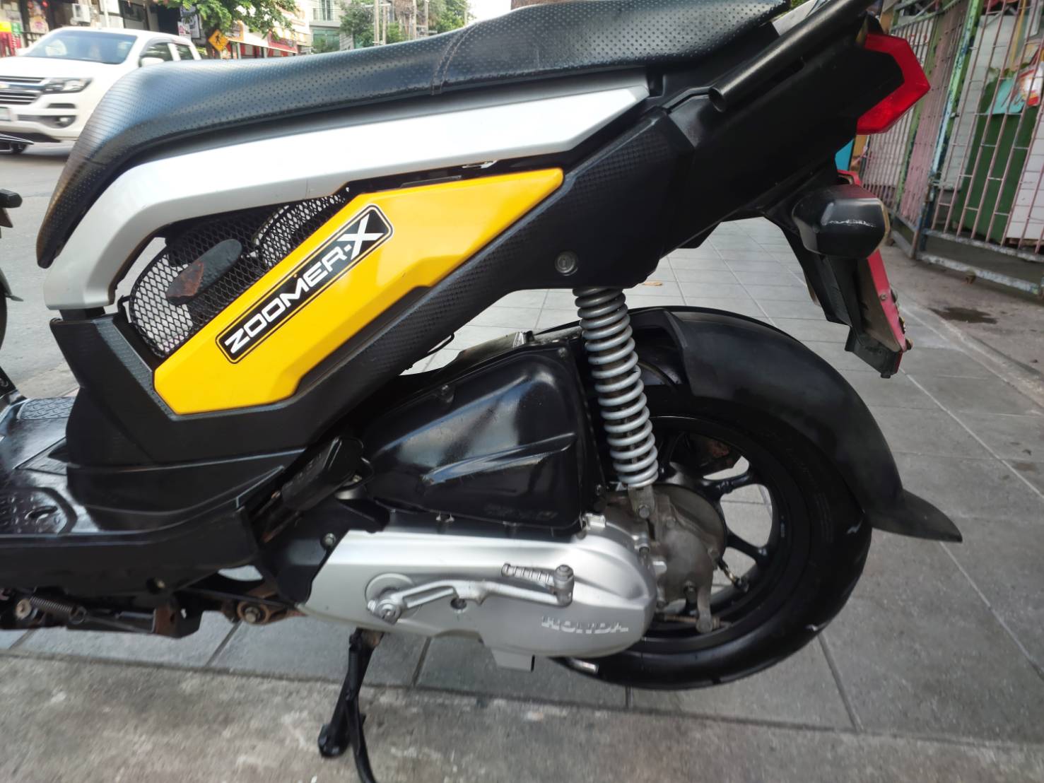 (ปิดการขายครับ) zoomer x สีเหลือง 2013